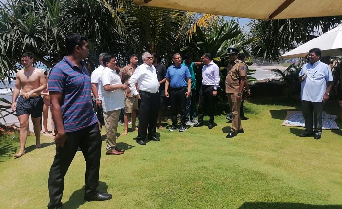 President undertakes sudden inspection tour of tourist hotels