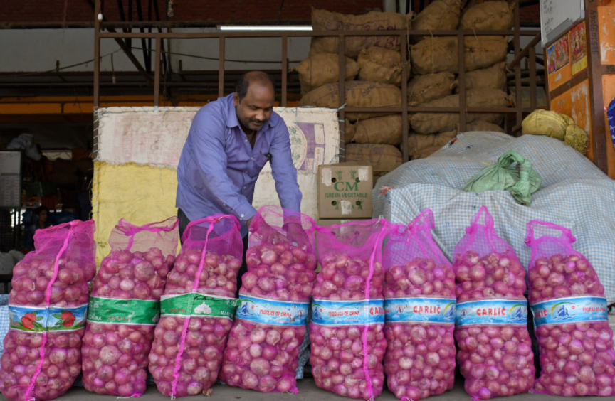 India lifts the export ban on onions for Sri Lanka