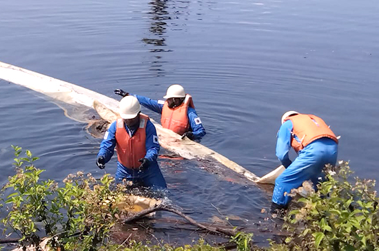 Sri Lanka Coast Guard pressed into action to combat fuel spill emergency