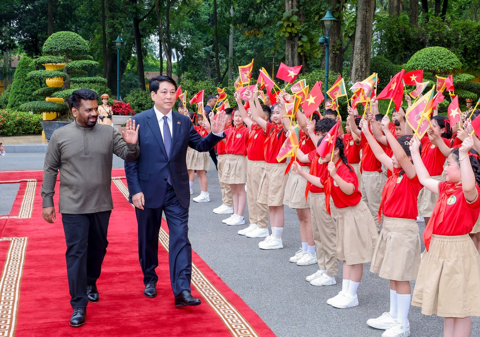 President holds talks with Vietnamese President