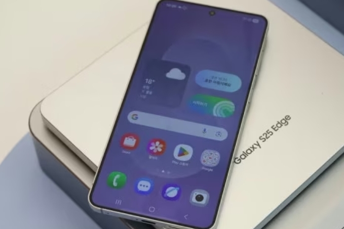 Samsung launches slimmest smartphone as races against rival Apple