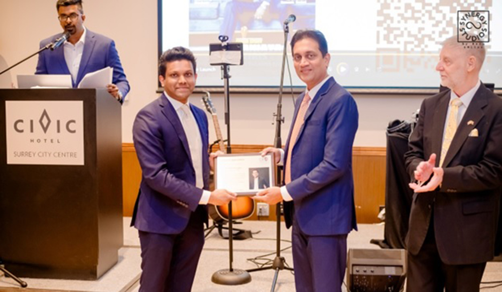 Mr. Niluka Abeygunaratne presenting a memento to Mr. Heshana Kuruppu
