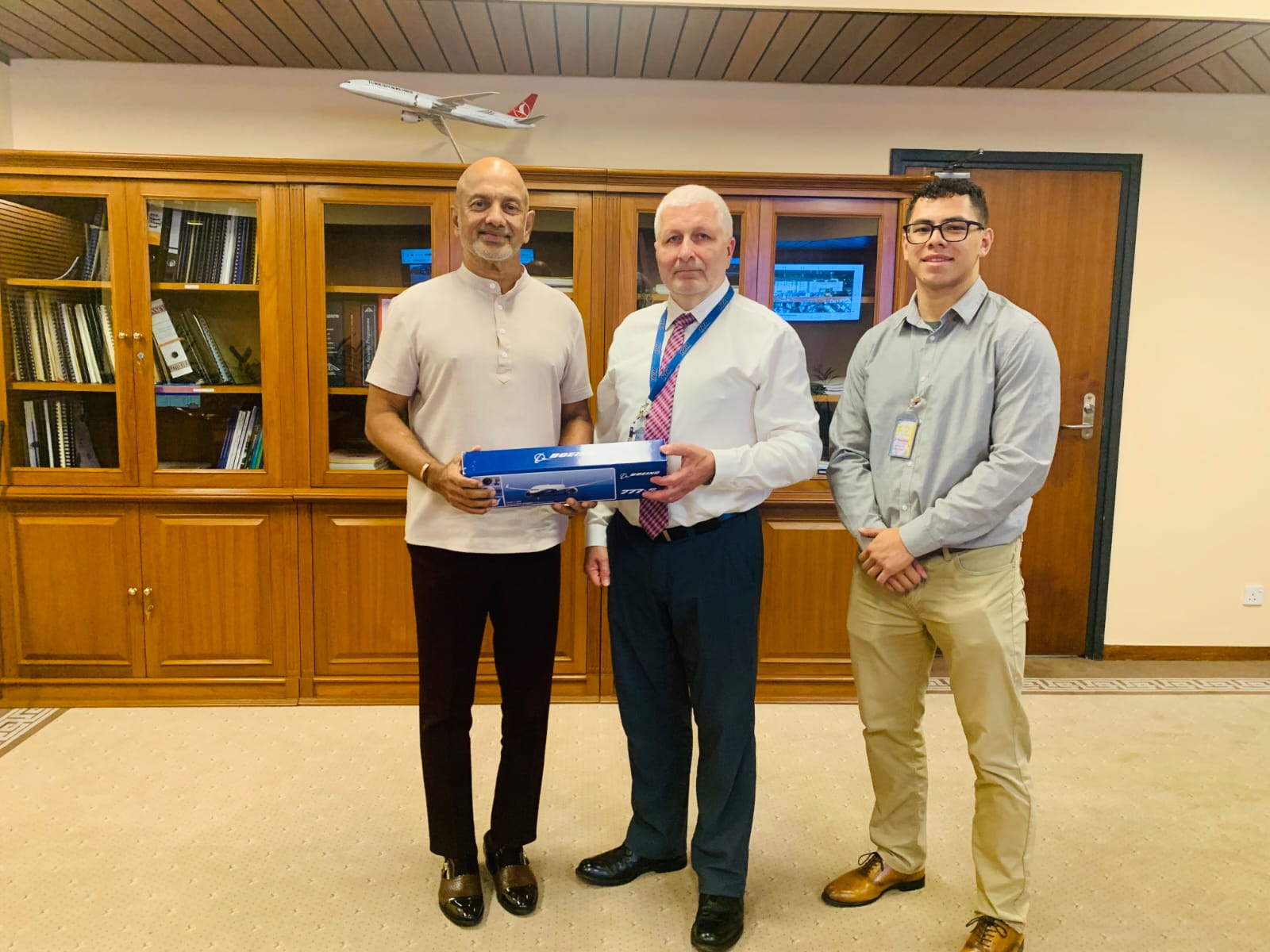Boeing briefs Sri Lanka on Advanced 777-9 Aircraft with Folding Wings