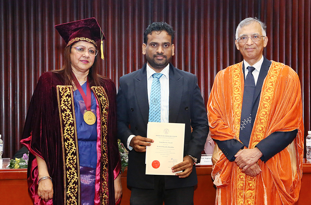 Mr Hasantha Abeyrathne receiving the Long Service Award from Prof Uday Maitra and Prof. Janitha Liyanage
