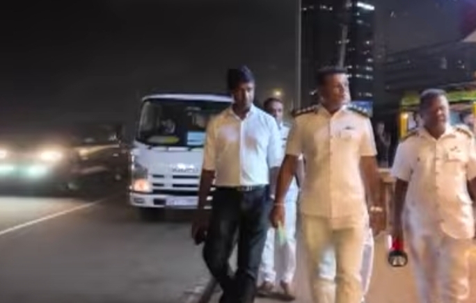 Legal action taken against Unhygienic Food Outlets on Marine Drive