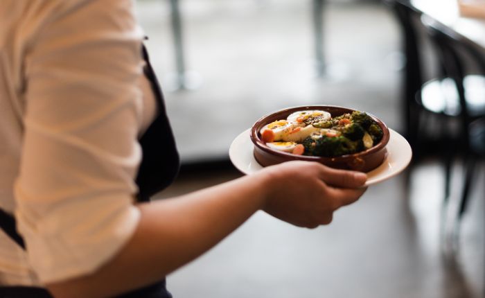 Female waiters : Sri Lanka removes night time restrictions