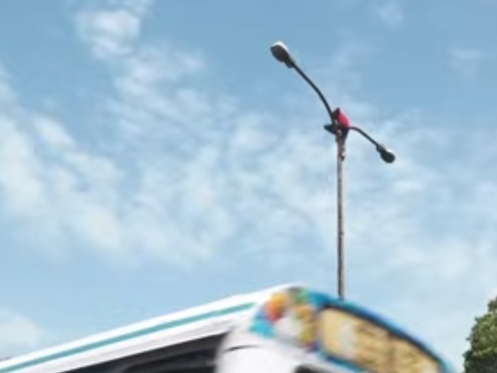 WATCH: Dramatic rescue of man atop street lamp in Fort
