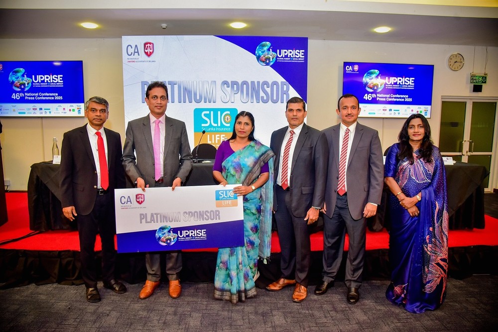 Sri Lanka Insurance Life presenting the sponsorship cheque