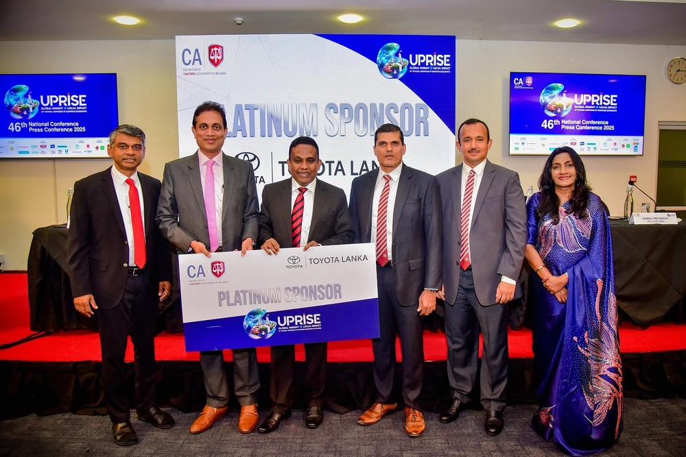 Toyota Lanka (Private) Limited presenting the sponsorship cheque
