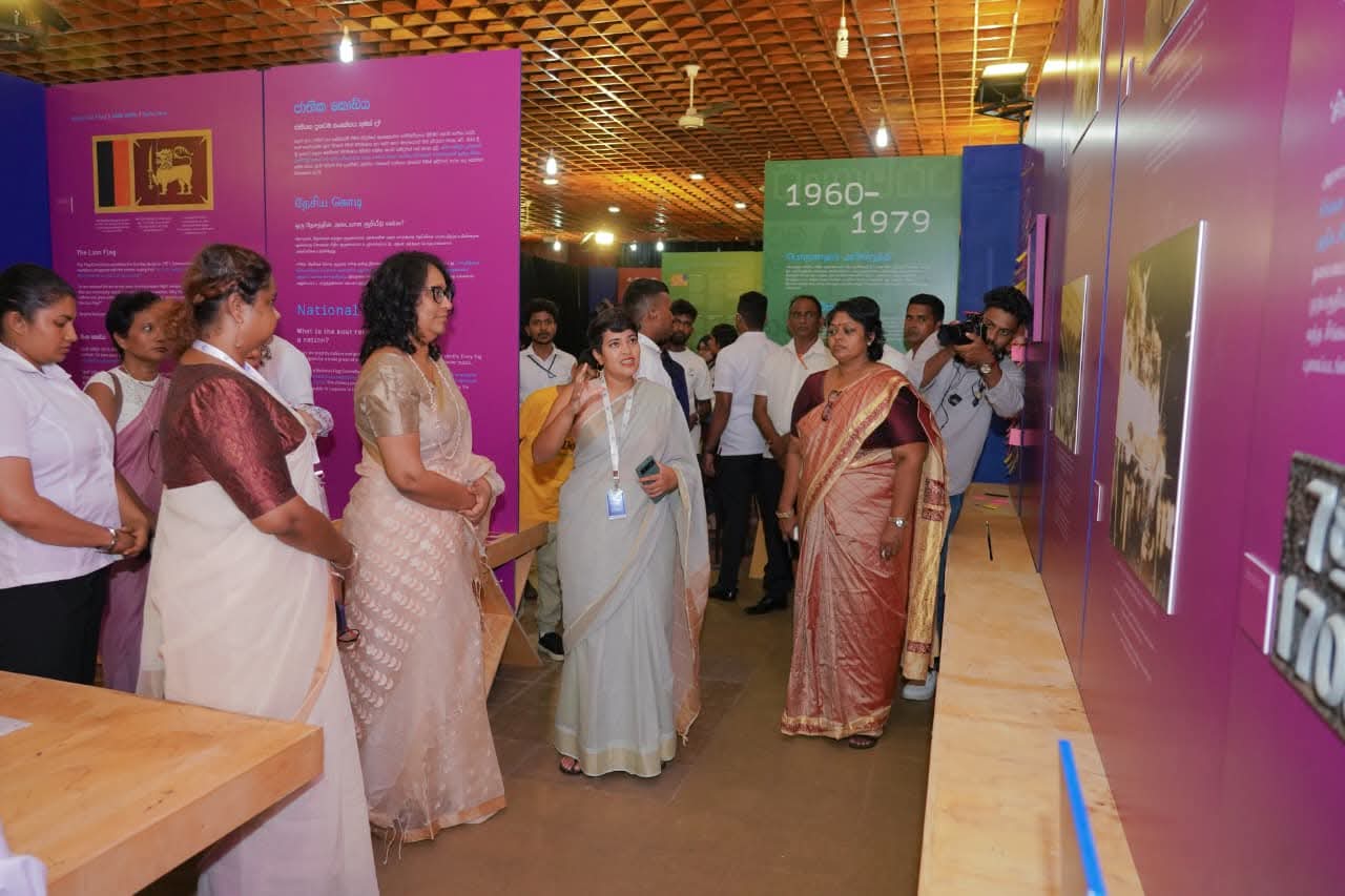 PM visits “It’s About Time” Mobile History Museum
