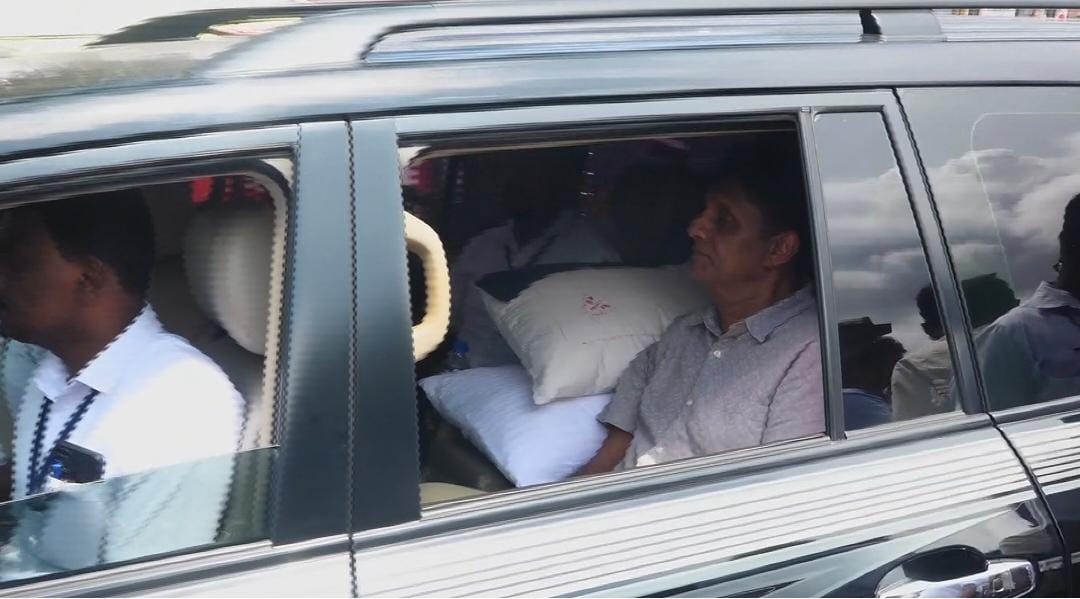 Opposition Leader Sajith visits Ranil in prison hospital