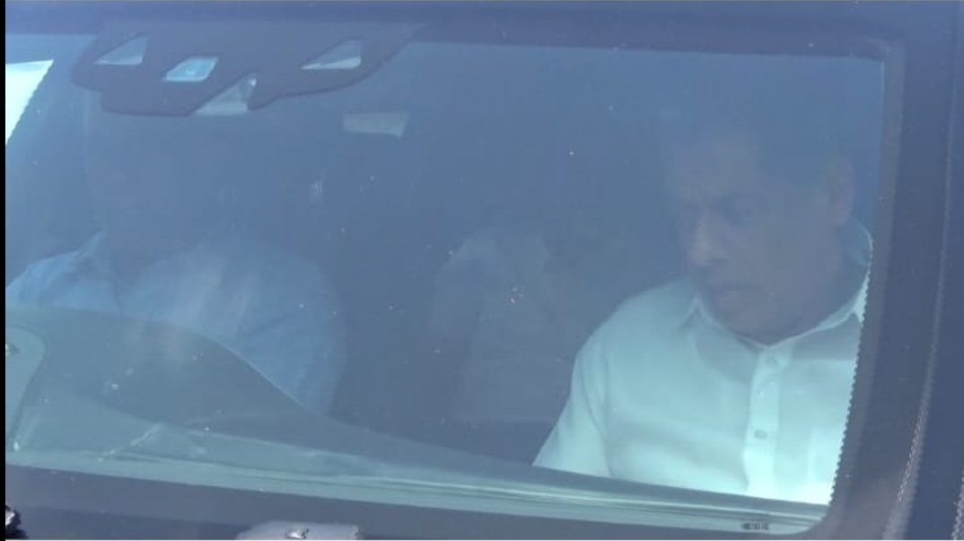 Mahinda Rajapaksa visits Ranil in prison hospital