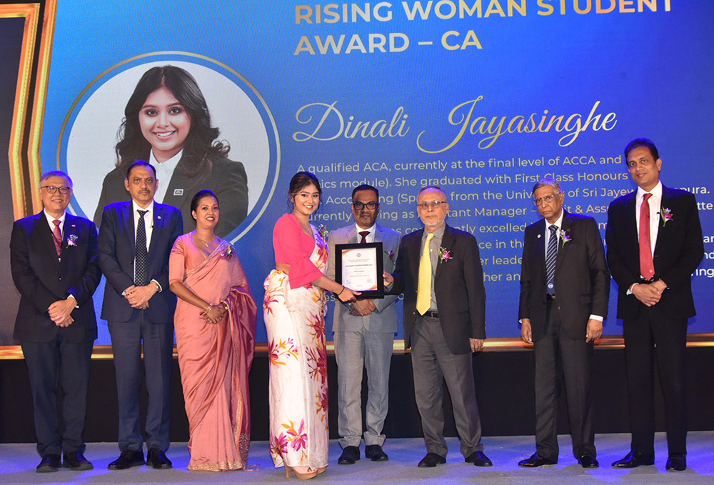 CA Sri Lanka student Dinali Jayasinghe receiving her award at the SAFA Women Leadership Awards Ceremony.