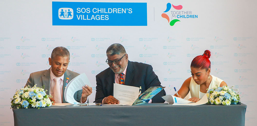 Mr. Roshan Mahanama, Ambassador of SOS Children's Villages Sri Lanka; Mr. Divakar Ratnadurai, National Director of the organization; and Ms. Umaria Sinhawansa, Ambassador of the organization, signing the agreements.
