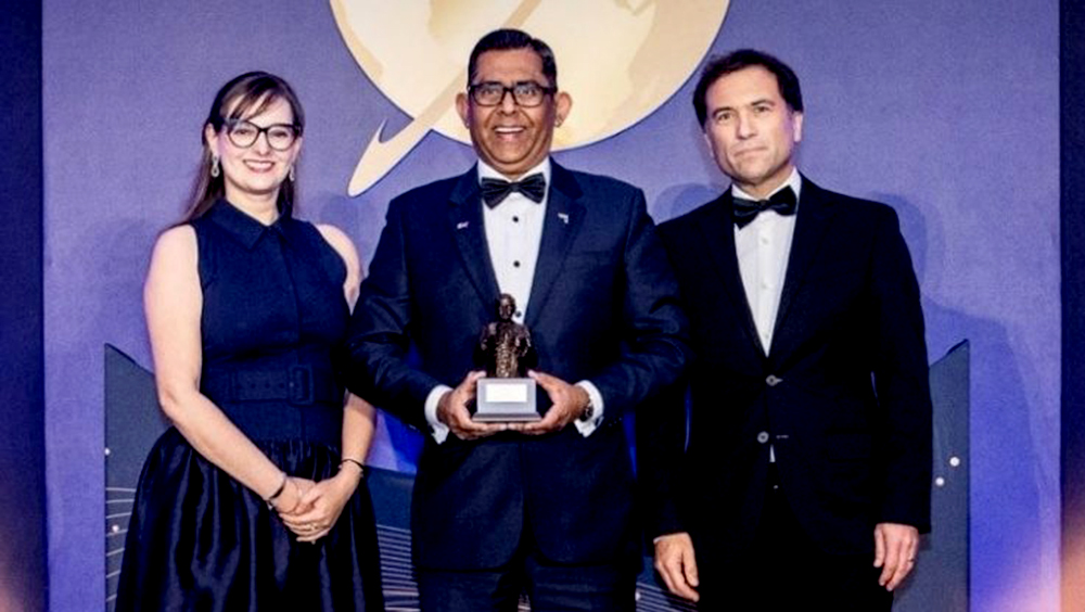 Damith Pallewatte Managing Director /CEO of HNB with the Bracken award, with Kimberley Long Asia Editor of The Banker (left) and BBC journalist Ros Atkins the host of the awards ceremony (right)