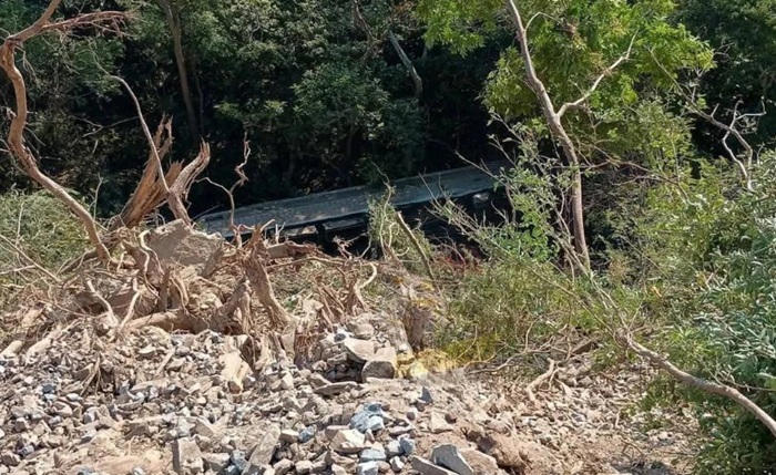 Train derails in southern Mexico, killing 13