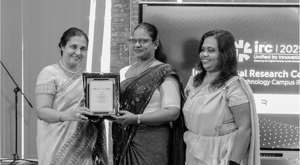 Prof. Chandrika N. Wijeyaratne, Vice Chancellor of Sri Lanka Technology Campus is awarding a token of appreciation to Professor Thushari Silva, Professor Thushari Silva is accompanied by Dr.Deepika Priyadarshani , Chair of the International Research Conference 2025 on left