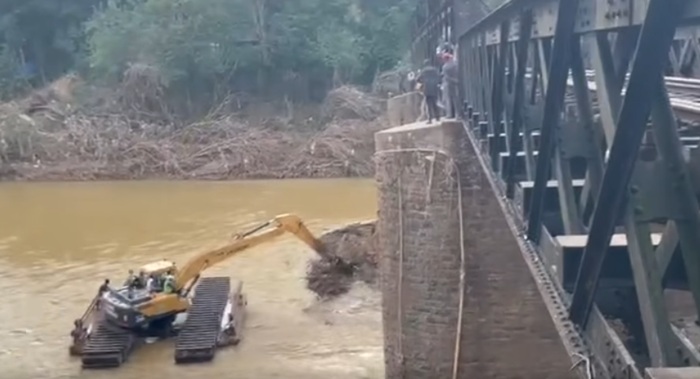 Heavy machinery clears obstruction near Peradeniya Yaka Bridge