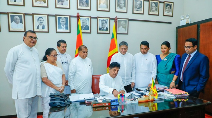 Opposition signs No-Confidence Motion against the Education Minister