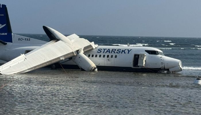 Pilot praised after crash-landing Somali passenger plane near Mogadishu