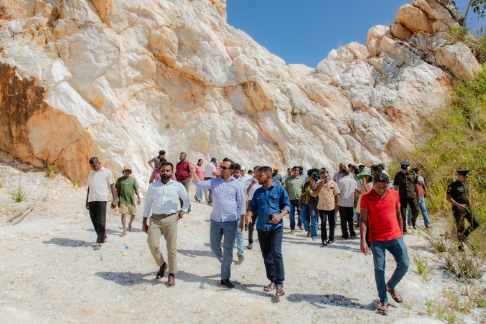 Moves to develop massive Quartz deposit in Monaragala