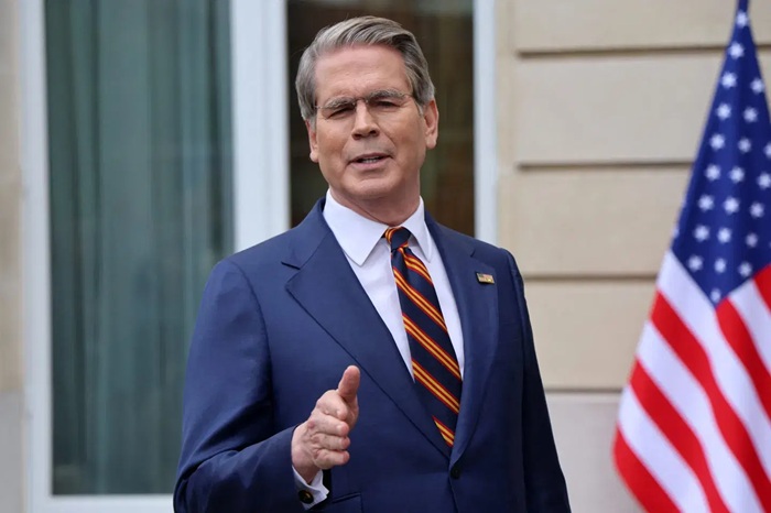 US considers lifting sanctions on Iranian oil at sea