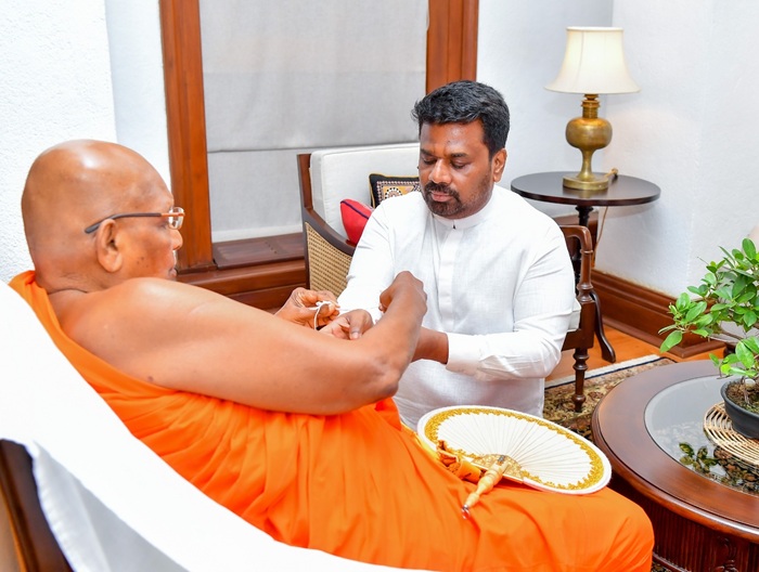 Ven Ittapane Dhammalankara Thera meets President