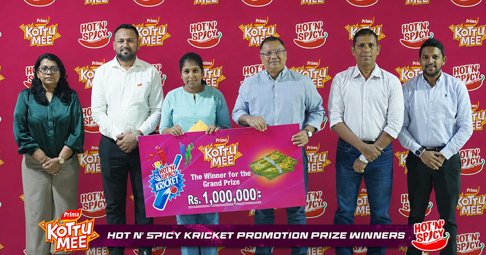 Sajith Gunaratne, General Manager of Ceylon Agro Industries, Prima Group Sri Lanka, presenting the Rs. 1 million grand prize and other prizes to winners of the Prima KottuMee Hot ‘N’ Spicy Kricket Promotion campaign