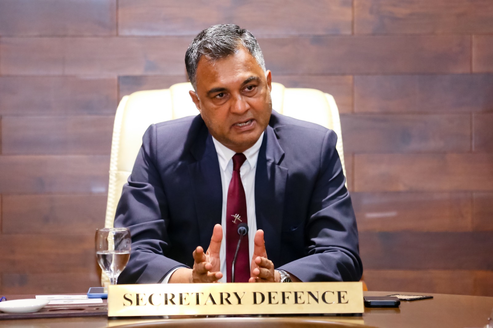 Defence Secretary chairs meeting on Colombo garbage, Dengue risk
