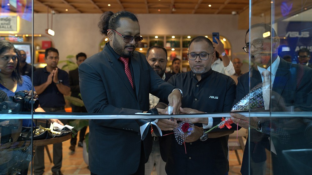 Mr. Sameera Bopage - Chief Executive Office - Sell-X Computers and Mr. Ishkey Irshad - Country Channel Manager - ASUS Sri Lanka unveiling the new and exclusive ASUS store in Galle