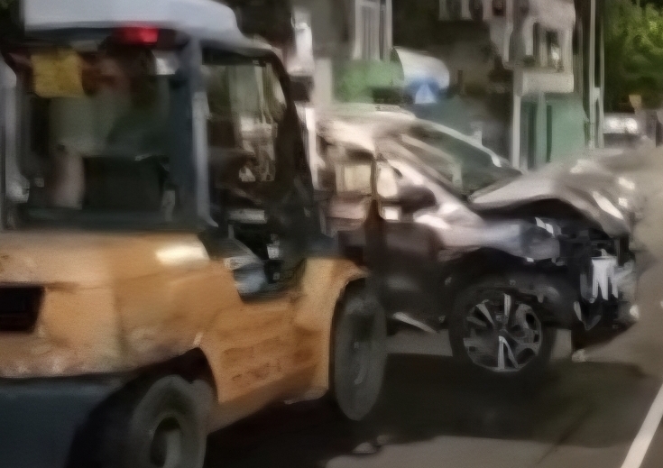 Mattakkuliya Crash: Driver Claims Electric Car “Auto Raced”; Police Order Technical Examination