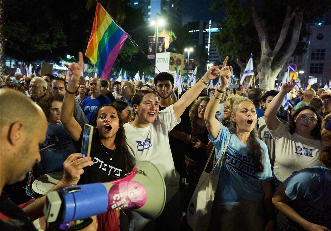 Israelis stage mass protest against Netanyahu 3 days before election