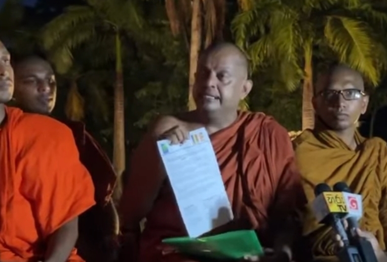 Protest at Viharamahadevi Park temporarily suspended after intervention by Chief Prelates
