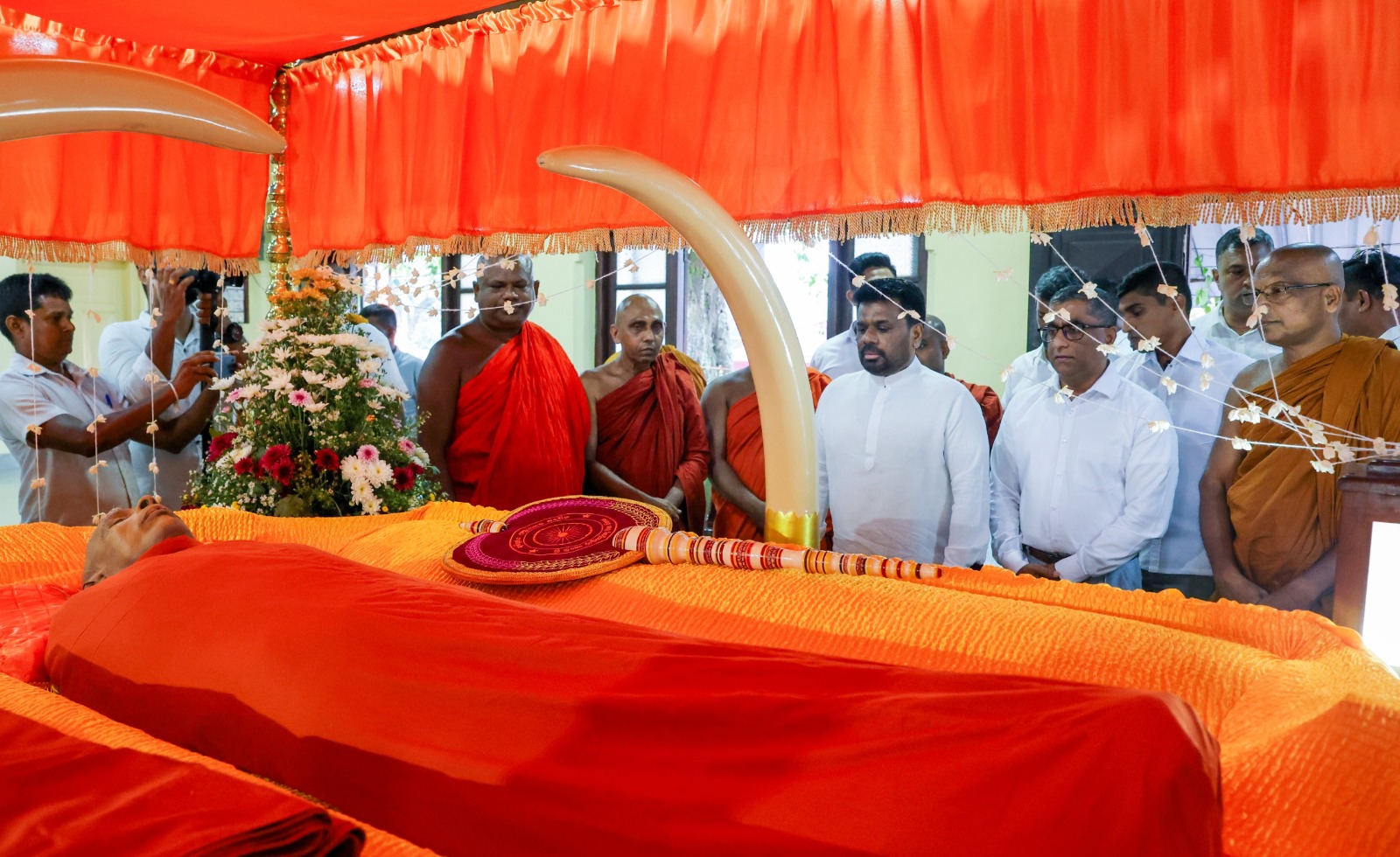 President pays last respects to Ven. Keppethiyagoda Siriwimala Thera