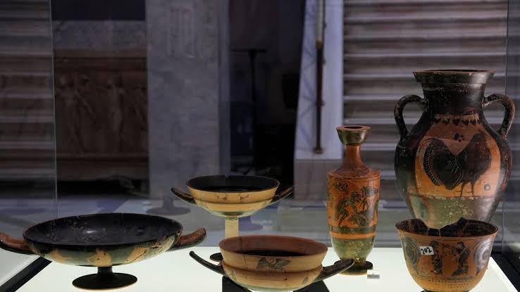 Israel returns 22 stolen ancient artefacts to Greece